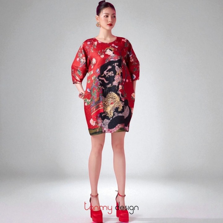 Đầm cocoon tay lồng đèn vải gấm in Phụ Nữ nền đỏ nâu